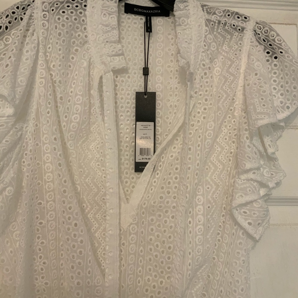 🔥SALE🔥BCBG MaxAzria Flutter Sleeve Top - Picture 2 of 5